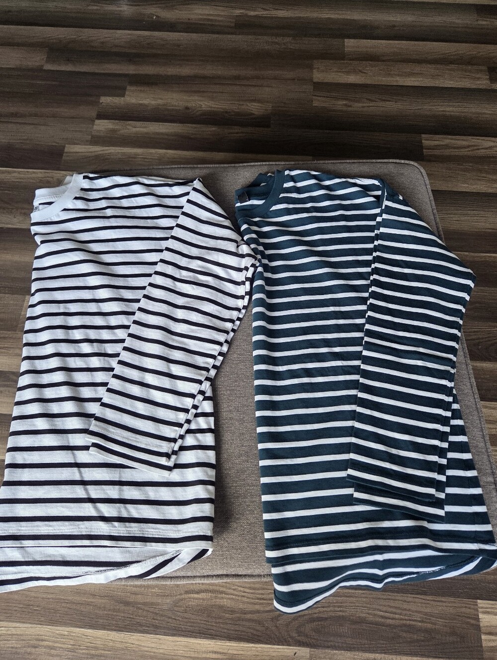 Uniqlo Smooth Cotton White & Green / Black Striped Long Sleeve Oversized Tee Xxs